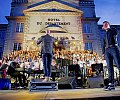 page-3---au-milieu----choeur_en_scene-2.jpg