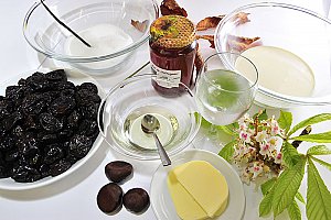 70 pruneaux, 250 g de crème fraîche, 250 g de sucre semoule, 1 cuillère à café d’huile d’arachide ou de tournesol, 100 g de miel de châtaigne, une gousse de vanille, 50 g de beurre demi-sel.