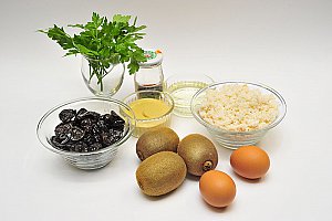 4 kiwis, un jaune d’œuf, une cuillère à soupe de moutarde forte, 10 cl d’huile neutre (tournesol, colza…), sel et poivre, persil plat, du piment d’Espelette, 250 g de chair de crabe, 5 pruneaux dénoyautés.