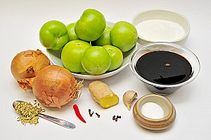 2 oignons, 1 kg de tomates vertes, 50 g de gingembre frais, 1 gousse d’ail, 250 g de sucre, 250 ml de vinaigre balsamique ou de cidre, 3 clous de girofle, 1 morceau de piment (variété et quantité selon votre goût), 1 cuil à café de graines de fenouil, 5 grains de poivre noir, environ 5 g de sel.