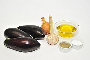 4 aubergines, 3 oignons, 4 à 6 gousses d’ail, huile d’olive, poivre et sel