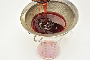 Passer le sirop des fraises confites à l’étamine.