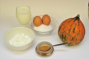 1 potimarron d’environ 1,5 kg, 120 g de sucre, 2 œufs, 3 cuillères à soupe de maïzena, 15 cl de lait et une pincée de cannelle, du sucre glace.