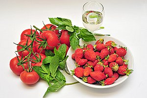 250 g de tomates, 250 g de fraises, quelques feuilles de menthes et de basilic, du sucre de canne liquide.