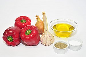 6 poivrons rouges, 3 oignons, 4 à 6 gousses d’ail, huile d’olive, sel et poivre.