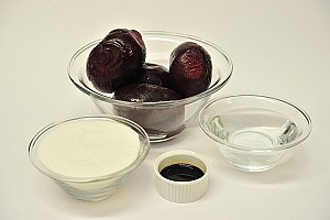 500 g de sucre, 1 litre d’eau, 4 belles betteraves rouges, 6 cl de vinaigre balsamique.