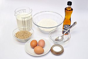 Ingrédients pour la pâte : 3 œufs, 320 g de farine fluide, 80 cl de lait, 100 g de poudre de noisette, une pincée de sel, une cuillère à soupe d’huile de noisette.