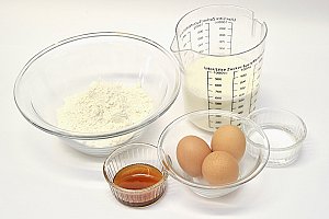Pour les crêpes : 3 œufs, 250 g de farine fluide, 0,5 l de lait, arome de votre choix (vanille, fleur d’oranger…).