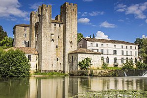 Moulin des Tours, à Barbaste.
Ce moulin fortifié est situé sur la rive droite de la Gélise,
en amont du pont roman de Barbaste. Il a été construit
à la charnière des XIIIe et XIVe siècles. Il a été la propriété
de la famille d’Albret puis d’Henri IV. Modernisé au XIXe
siècle, le moulin a également fait l’objet d’un important
programme de travaux de 1993 à 2003.
Moulin à eau ouvert le 19 mai (14h - 18h) et le 20 mai (14h - 17h)