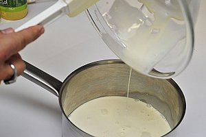 Dans une casserole, mettre 250 g de crème fraîche.