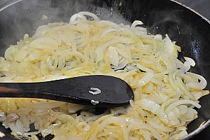 Les faire revenir dans 1 cuillère à soupe de graisse de canard.