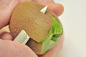 Peler les kiwis.