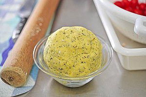 Réserver la pâte en boule 30 min au frais.
