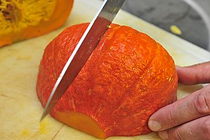 Sans le peler, couper le plus petit des potimarrons en 2. L’évider.