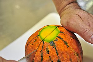 Préchauffer le four à 180° C. Couper le potimarron en deux.