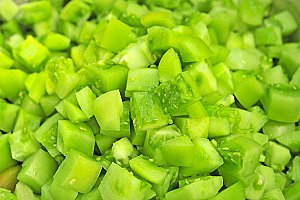 Couper les oignons et les tomates vertes en cubes.