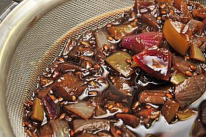 Égoutter le chutney en conservant le jus.