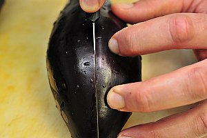 Laver, enlever la queue et couper les aubergines dans la longueur.