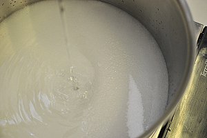 Faire bouillir 5 min un sirop composé du sucre et de l’eau.