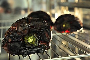 Laver les poivrons rouges. Les passer au four à 180° C jusqu’à ce que la peau soit noire.