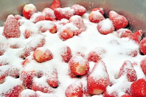 Dans un saladier, les mélanger délicatement à 4 kg de sucre (soit 1 kg de sucre pour 1,5 kg de fraises).