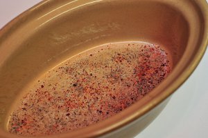 Mettre au fond d’une terrine un peu de sel, de poivre et du piment d’Espelette.