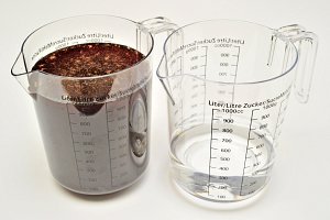 Pour 1 litre de sirop, ajouter 30 cl de gin.