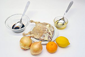 Ingrédients pour la garniture et la sauce : 2 oignons, 2 cuisses de canard confites, 4 cuillères à soupe de vinaigre balsamique, 1 cuillère à soupe de miel, un citron et une mandarine.