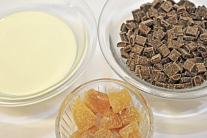 Pour la sauce : 150 g de chocolat noir, 40 g de gingembre confit coupé en petits dés, de la crème, 30 g de beurre.