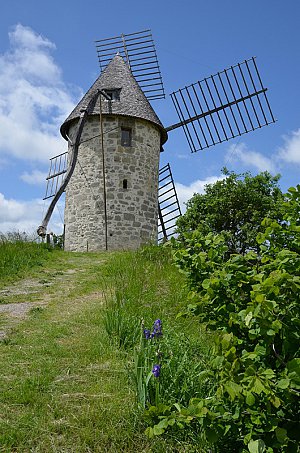 Moulin de Coulx, à Coulx.
Restauré entre 2000 et 2002, ce moulin
date probablement de 1799, comme
l’indique l’inscription figurant sur le linteau
de la porte. L’Association « Les Ailes de
Coulx » s’attache à le faire vivre.
Moulin à vent ouvert le 20 mai
(10h - 12h / 14h - 18h)