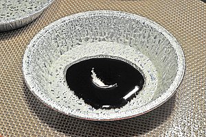 Verser le caramel balsamique de façon uniforme dans les moules à tartelette.