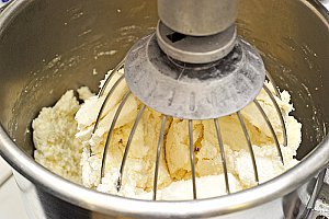Dans un saladier, mélanger à la spatule ou au fouet les fromages de chèvre frais.