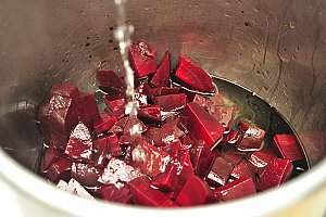 Couper les betteraves rouges cuites en dés. Arroser avec le sirop et 6 cl de vinaigre balsamique.