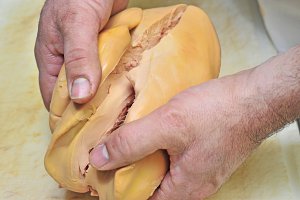 Déchirer le lobe de foie gras…