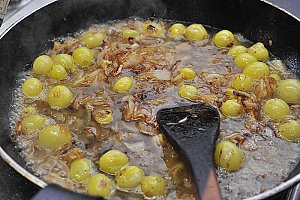 Ajouter 1 cuillère à café de miel, 1 verre de muscat, 1 pincée de quatre épices, puis 1 pointe de piment d’Espelette. Assaisonner et rectifier si besoin. Laisser réduire.