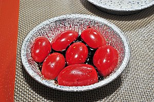 Tapisser de tomates cerises coupées en 2. Soyez généreux ! Vous pouvez mettre 2 épaisseurs de tomates.