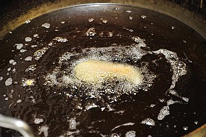 Chauffer l’huile de friture à 160°.