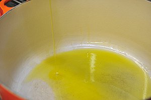 Dans un faitout, mettre un fond d’huile d’olive.