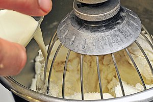 Ajouter la crème fraîche.