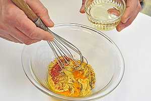 Confectionner une mayonnaise en mélangeant un jaune d’œuf, une cuillère à soupe de moutarde forte, le sel et le poivre, le piment d’Espelette selon votre goût.