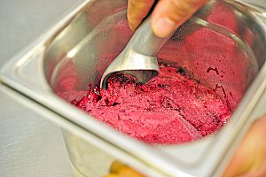 Laisser refroidir, puis passer à la turbine à glace ou laisser au congélateur en remuant vivement au fouet toutes les demi-heures jusqu’à ce que le mélange soit « dur ».