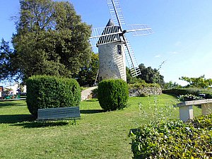 Moulin de Capet, à Montpezat d'Agenet.
Il s’agirait de l’ancien moulin des
seigneurs de Montpezat.
Il a été restauré par la commune
propriétaire du site au début des
années 2000. Il offre aux visiteurs
une vue magnifique !
Moulin à vent ouvert les 19
et 20 mai (10h - 12h / 14h - 18h)