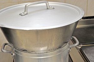 Hors du feu, couvrir et laisser refroidir jusqu’au lendemain.