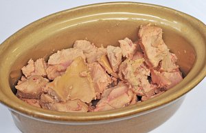 Tapisser la terrine avec la moitié du foie déchiqueté.