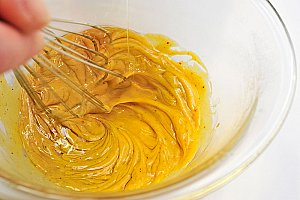 Fouetter en incorporant peu à peu 10 cl d’huile neutre (tournesol, colza…).