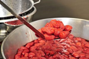 Sortir délicatement les fraises.