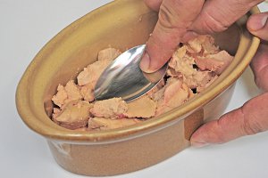 Lisser à l’aide d’une cuillère à soupe.