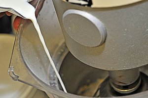 Délayer avec 0,5 l de lait.