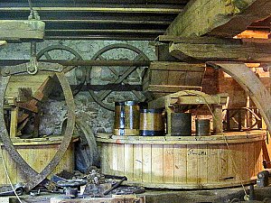 Moulin de Roudigou, à Castelculier.
Le moulin est situé sur les bords de la Séoune. Il possède
quatre paires de meules, deux turbines, un rouet et des
vannes motorisées qui sont encore visibles.
Moulin à eau ouvert le 20 mai (10h - 12h / 14h - 18h)