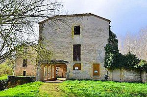 Moulin de Cantecort, à Gaujac
Il s’agit du dernier moulin sur la rivière de l’Avance. Au
XVIe siècle, il a appartenu à Henri III de Navarre (famille
d’Albret). Au XIXe siècle, un chemin de fer permettait de
transporter le blé au moulin qui produisait alors 20 000
hectolitres de farine chaque année. Aujourd’hui, une
association s’attache à restaurer et animer le site en
y organisant notamment des chantiers de bénévoles
subventionnés par le Département.
Moulin à eau ouvert le 19 mai (11h - 17h)